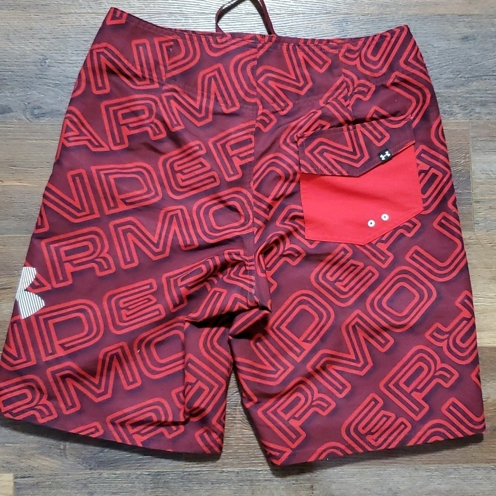 Under armour large logo black red board shorts - Picture 3 of 4